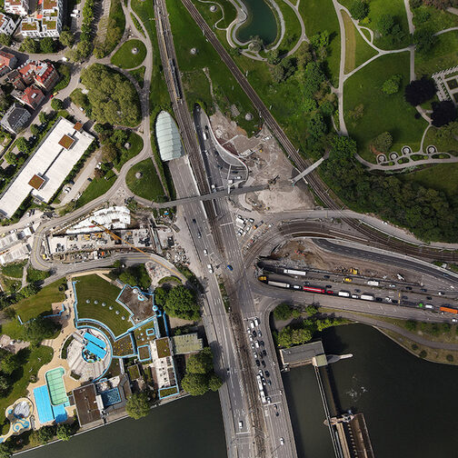 Das Luftbild zeigt den gesamtem Leuzeknoten aus der Luft. Unten links ist das Leuze zu erkennen, rechts das Rosensteinumuseum und die alte Eisenbahnbrücke nach Bad Cannstatt.